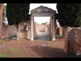 07960 ostia - regio v - insula ii - domus del protiro (v,ii,4-5) - eingang (protiro - saeulentuer) - hintergrund saeule raum 32 - hof - 01-2024.jpg